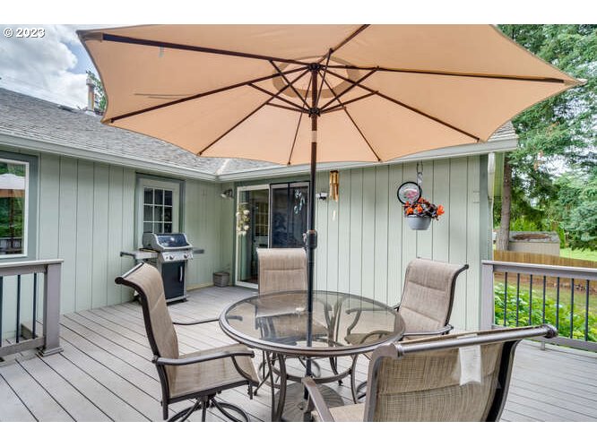 14441 South Maplelane Road Oregon City, OR 97045 - Photo 39 of 44 Deck