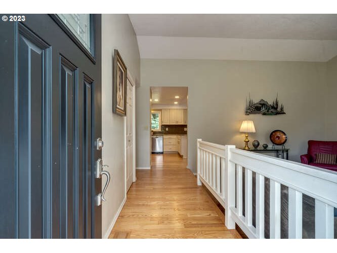 14441 South Maplelane Road Oregon City, OR 97045 - Photo 5 of 44 Entrance/Foyer