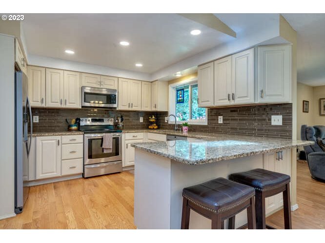 14441 South Maplelane Road Oregon City, OR 97045 - Photo 10 of 44 Kitchen