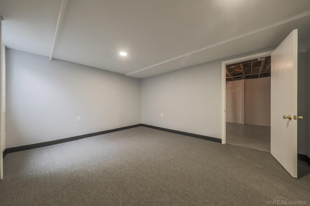 323 Lothrop Road Grosse Pointe, MI 48236 - Photo 36 of 41 31378276-35.JPG