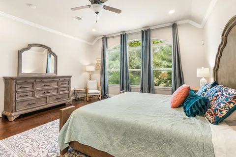 $975,000 | 10 Black Spruce Court, The Woodlands, TX 77375