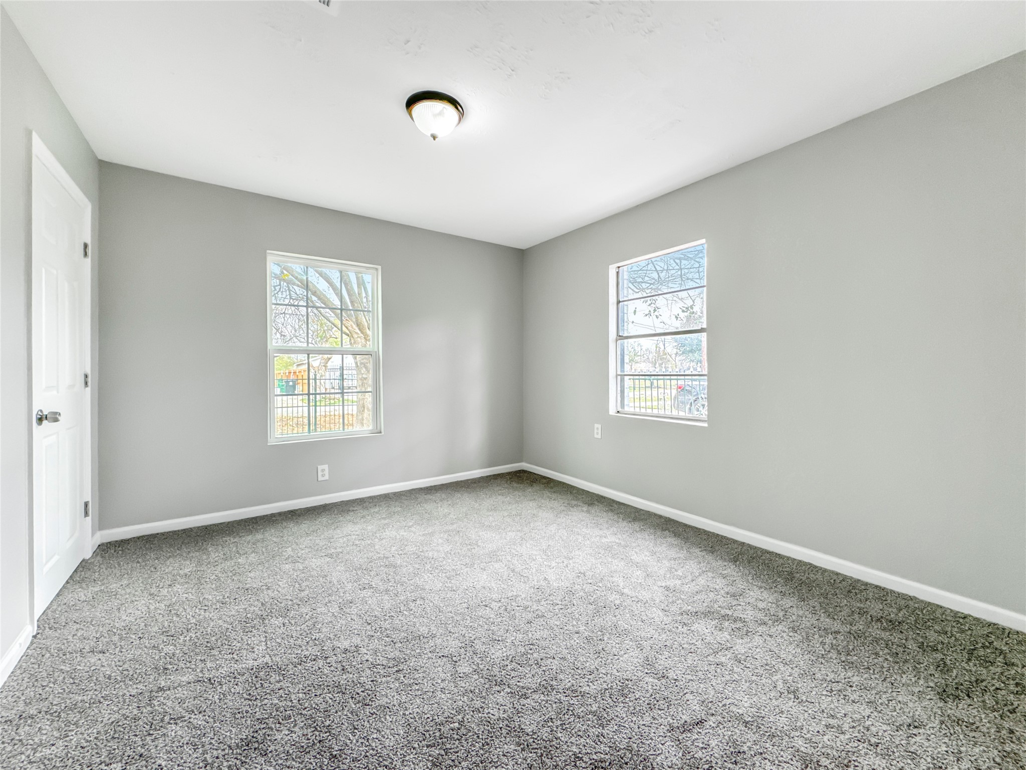 306 Armstrong Street Houston, TX 77029 - Photo 16 of 30 an empty room with windows