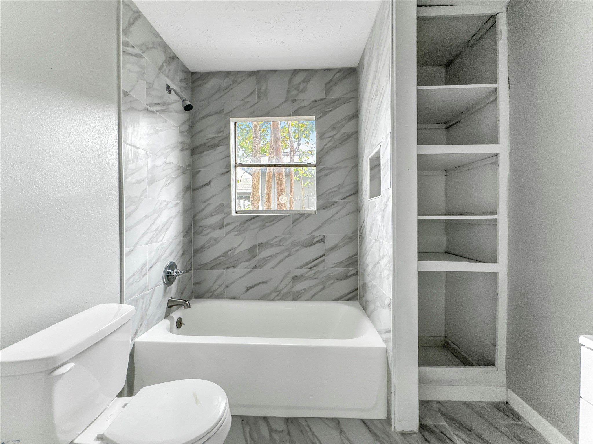306 Armstrong Street Houston, TX 77029 - Photo 23 of 30 a bathroom with a toilet bathtub and window