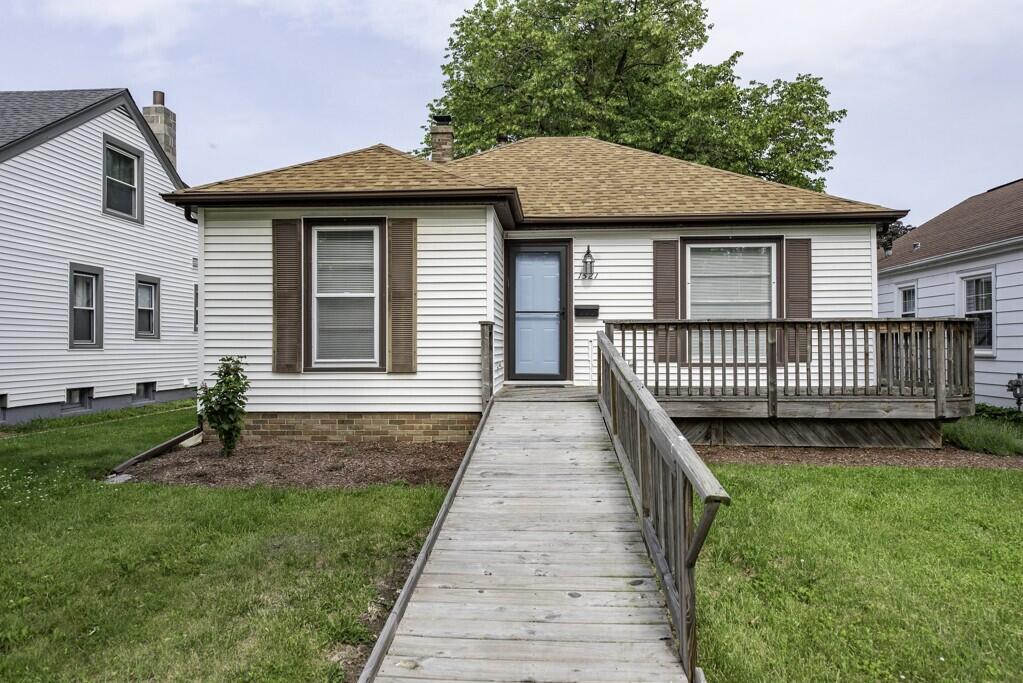 1521 Monroe Avenue Racine, WI 53405 - Photo 1 of 1 thumbnail_DSC_7906