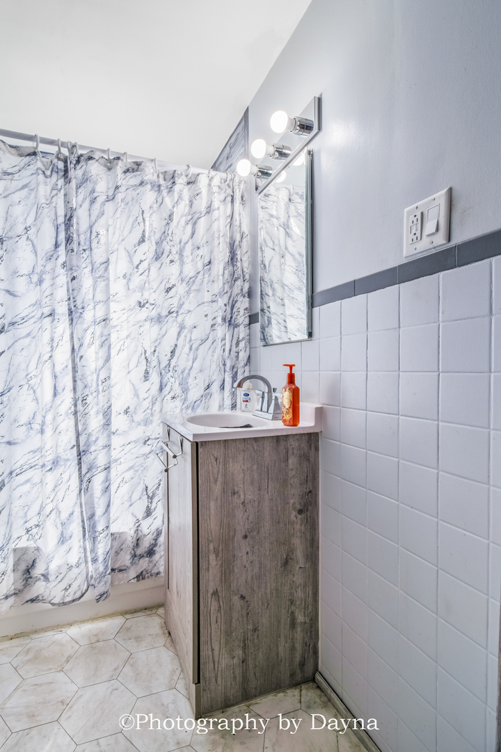 2857 River Road Kankakee, IL 60901 - Photo 20 of 35 a bathroom with a shower and a sink