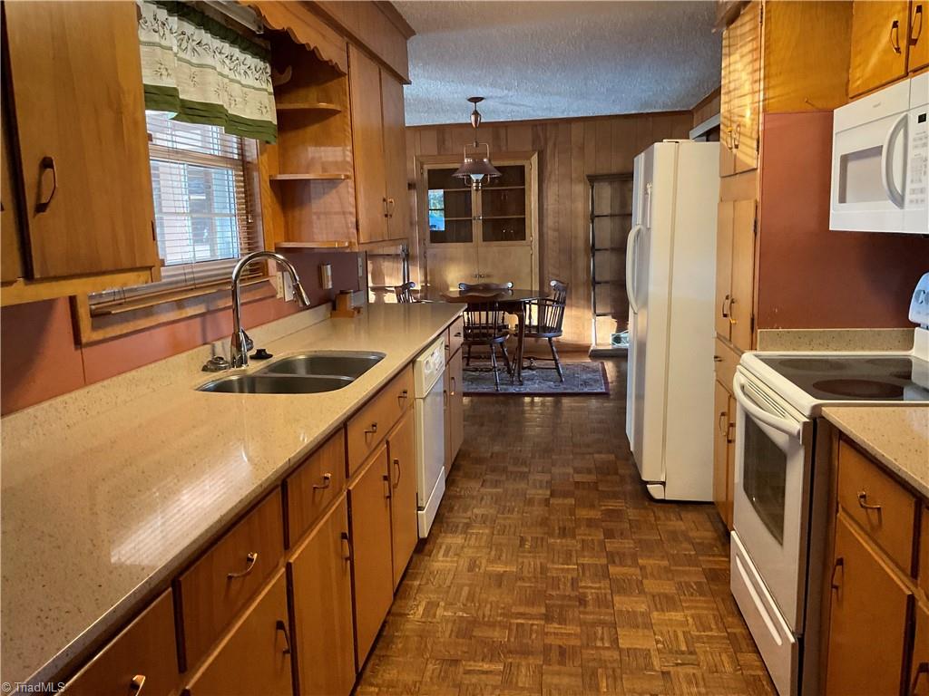 623 Lakeview Drive Thomasville, NC 27360 - Photo 21 of 33