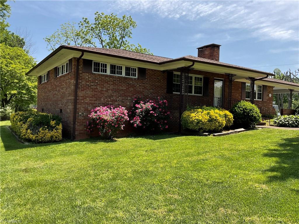 623 Lakeview Drive Thomasville, NC 27360 - Photo 3 of 33