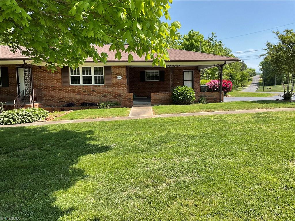 623 Lakeview Drive Thomasville, NC 27360 - Photo 4 of 33