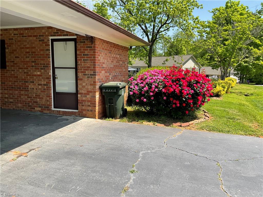 623 Lakeview Drive Thomasville, NC 27360 - Photo 6 of 33