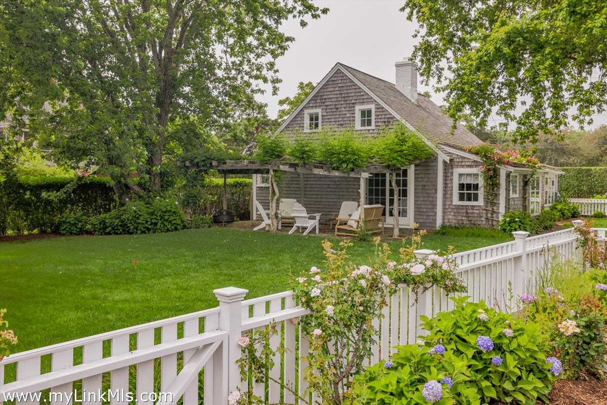 14 & 16 Coffin Street Nantucket, MA 02554 - Photo 44 of 50 a front view of a house with garden