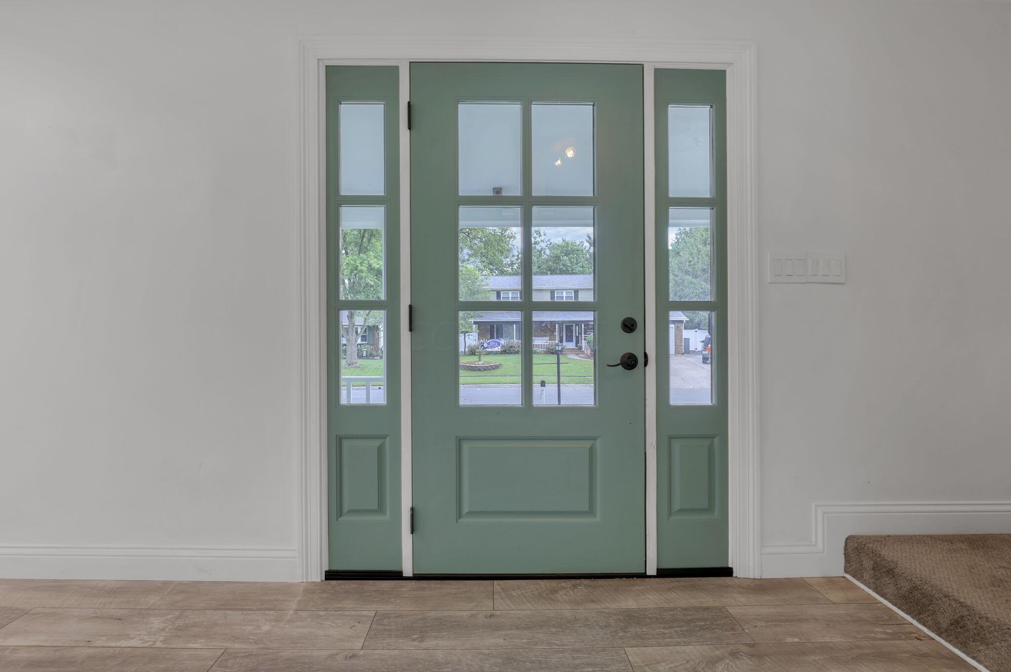 154 Landover Road Columbus, OH 43230 - Photo 5 of 47 Entry way