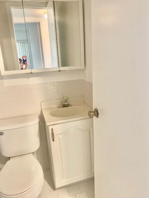 207 Suffolk F Boca Raton, FL 33434 - Photo 11 of 37 1/2 Bathroom