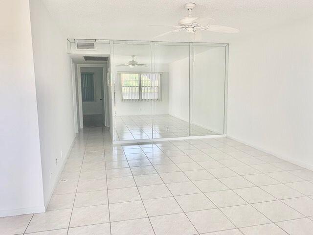 207 Suffolk F Boca Raton, FL 33434 - Photo 6 of 37 Living Room