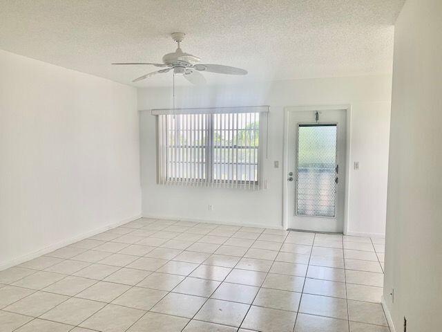 207 Suffolk F Boca Raton, FL 33434 - Photo 7 of 37 Living Room