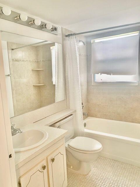 207 Suffolk F Boca Raton, FL 33434 - Photo 9 of 37 Main Bathroom