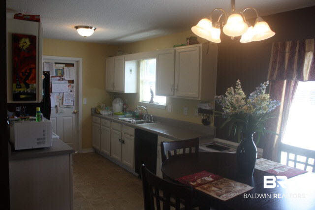 13265 Labradors Run Foley, AL 36535 - Photo 3 of 8 Kitchen/Dining Area