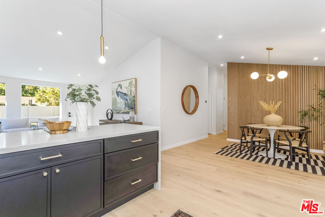 950 North Summit Avenue Pasadena, CA 91103 - Photo 17 of 37 a living room with furniture