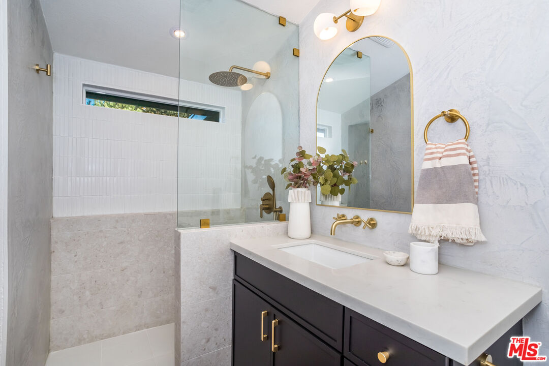 950 North Summit Avenue Pasadena, CA 91103 - Photo 27 of 37 a bathroom with a sink and a mirror