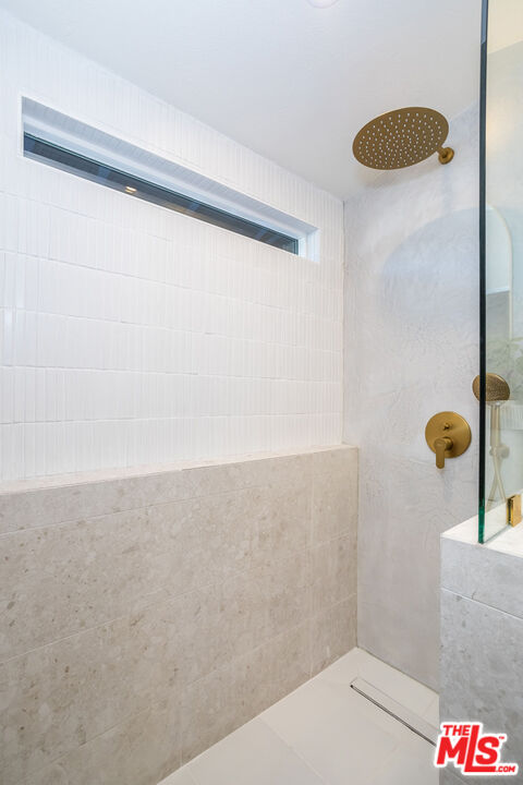 950 North Summit Avenue Pasadena, CA 91103 - Photo 28 of 37 a bathroom with a shower
