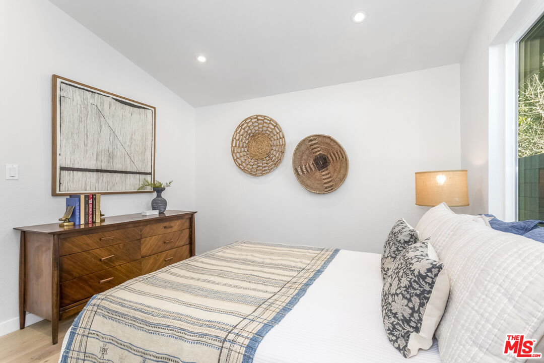 950 North Summit Avenue Pasadena, CA 91103 - Photo 30 of 37 a bedroom with a bed and a lamp on dresser