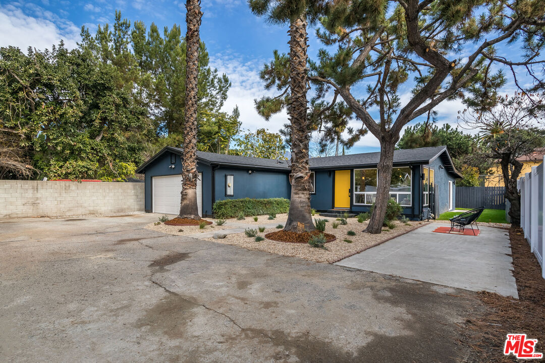 950 North Summit Avenue Pasadena, CA 91103 - Photo 3 of 37 a row of palm trees in front of a house