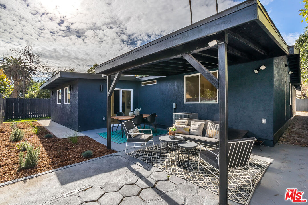 950 North Summit Avenue Pasadena, CA 91103 - Photo 36 of 37 a view of backyard with outdoor seating