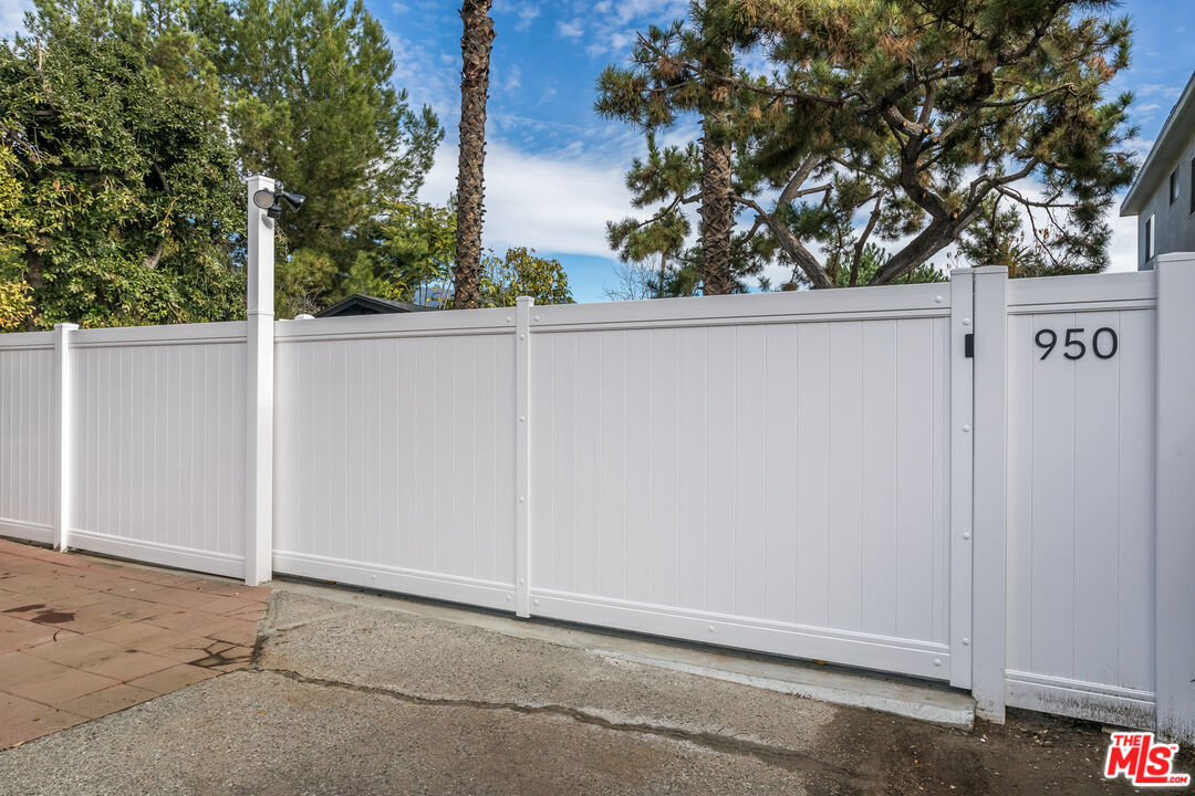 950 North Summit Avenue Pasadena, CA 91103 - Photo 37 of 37 a side view of a house with a tree