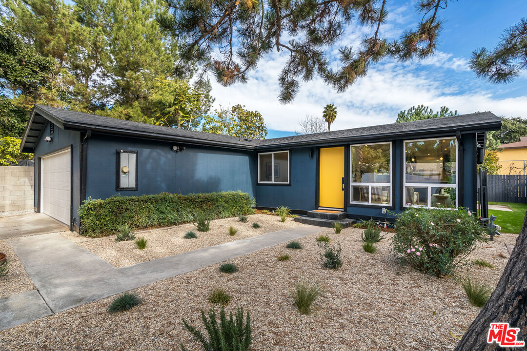 950 North Summit Avenue Pasadena, CA 91103 - Photo 5 of 37 front view of a house with a yard