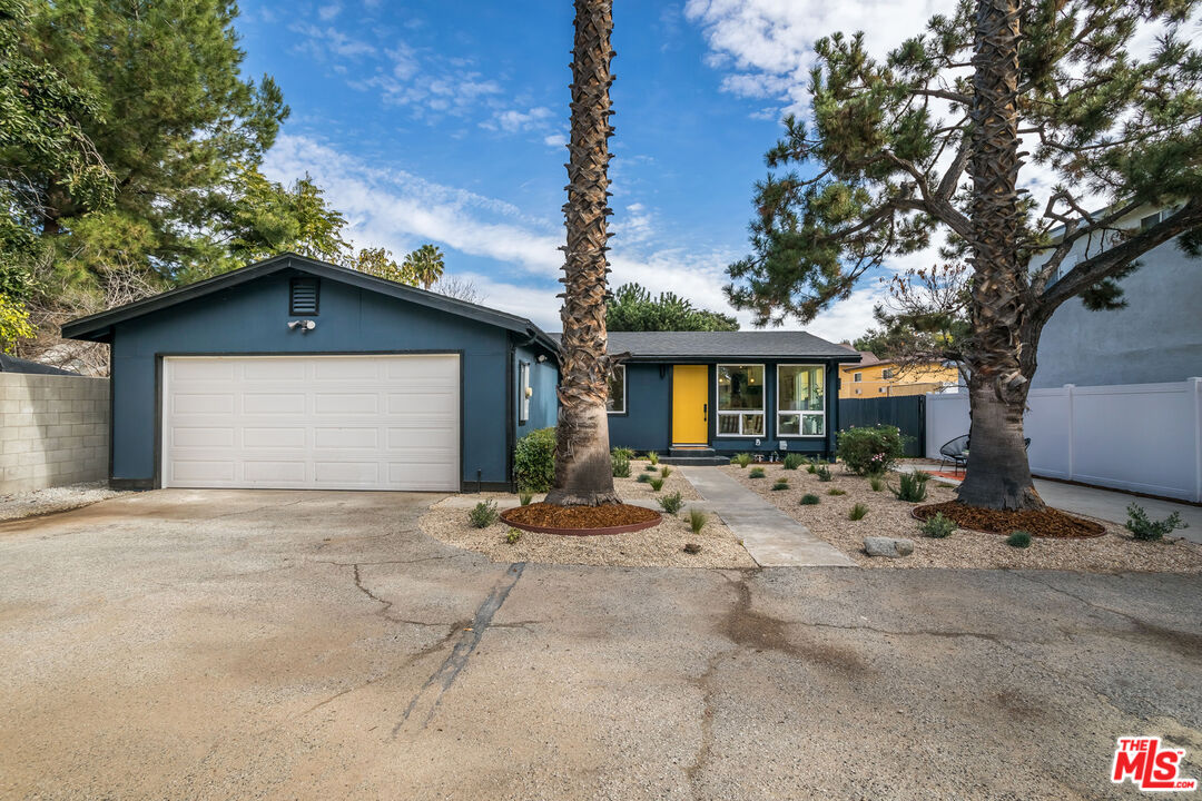 950 North Summit Avenue Pasadena, CA 91103 - Photo 7 of 37 a view of a house with a patio and a yard