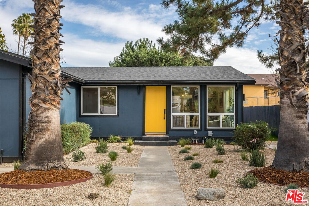 950 North Summit Avenue Pasadena, CA 91103 - Photo 8 of 37 a front view of a house