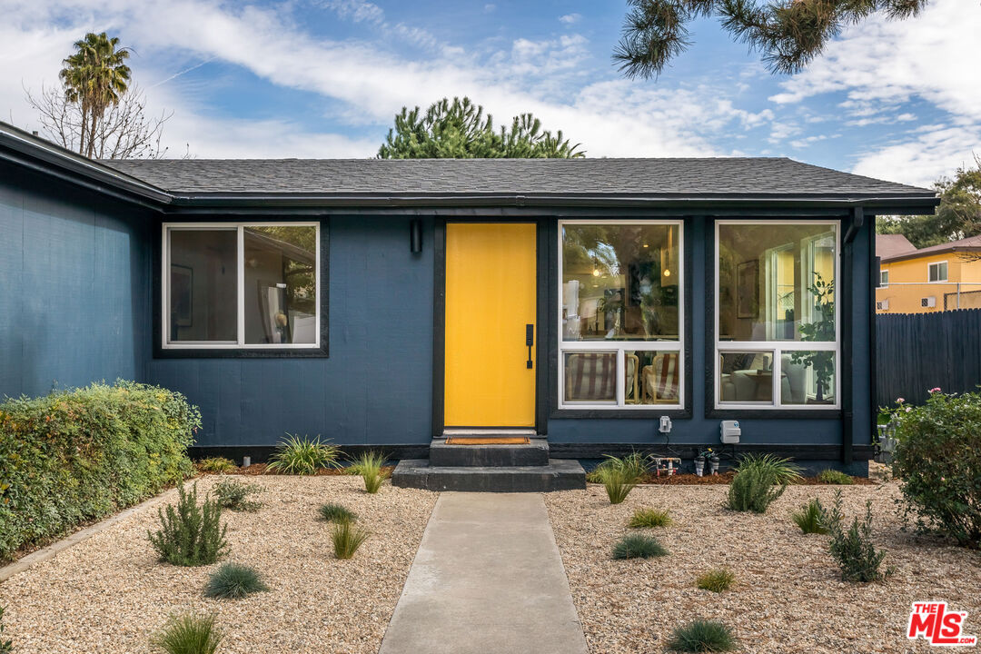 950 North Summit Avenue Pasadena, CA 91103 - Photo 9 of 37 a front view of a house