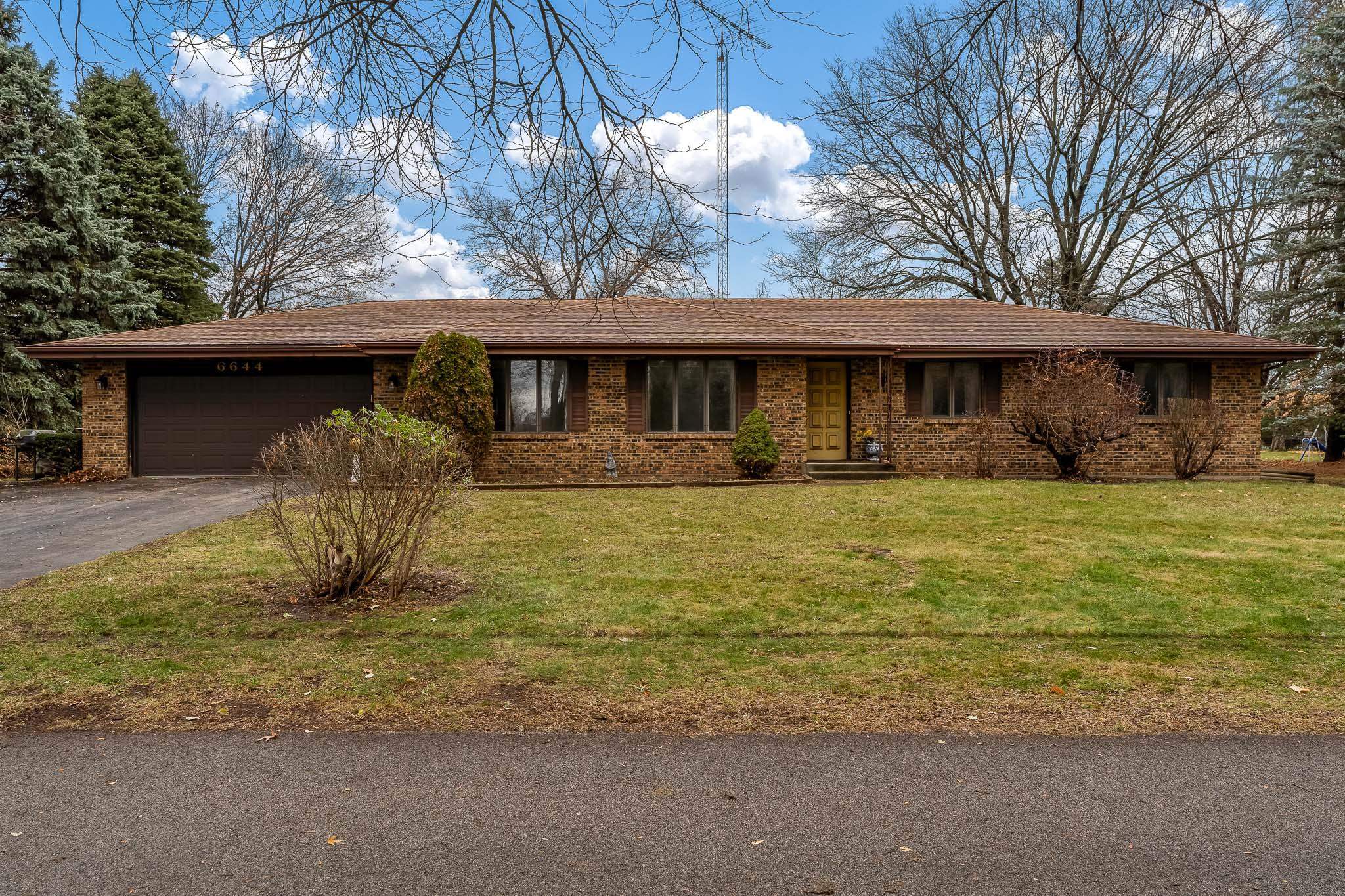 6644 Belvidere Road Roscoe, IL 61073 - Photo 2 of 42 a front view of a house with garden