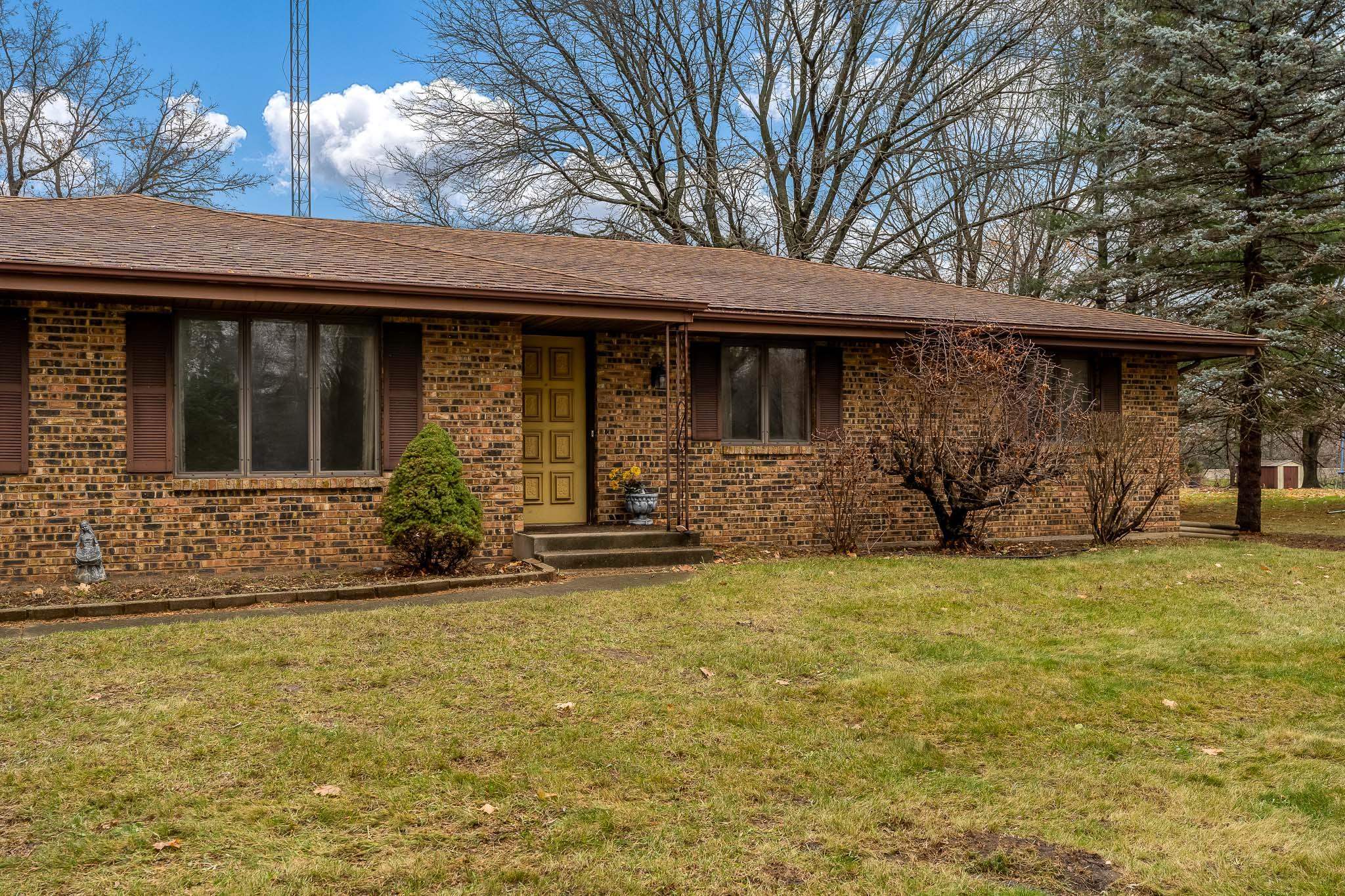 6644 Belvidere Road Roscoe, IL 61073 - Photo 3 of 42 a front view of a house with garden