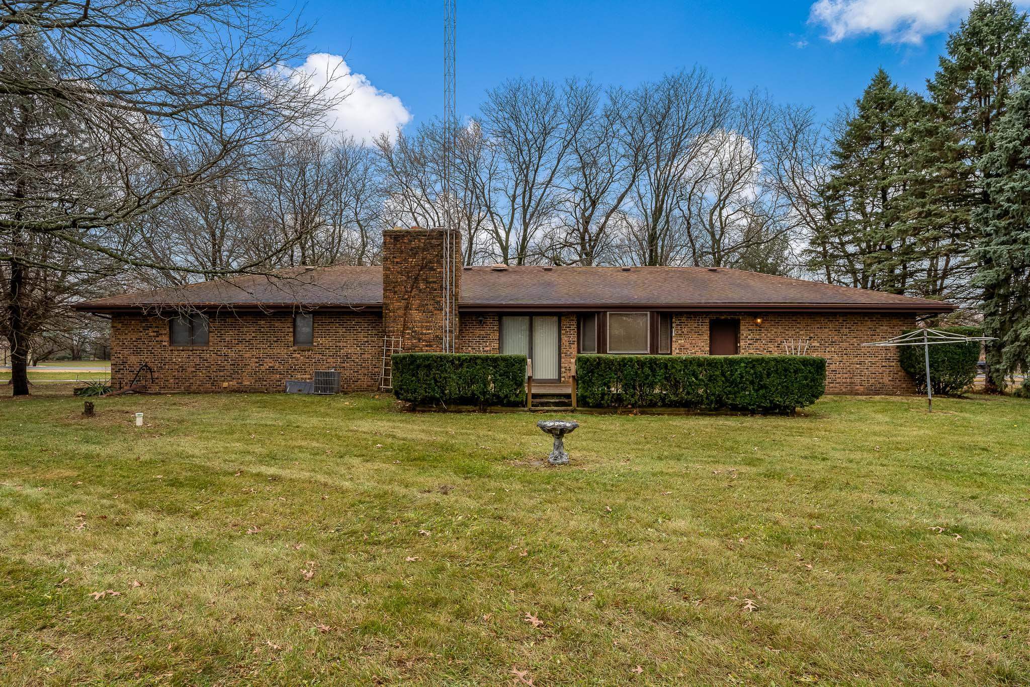 6644 Belvidere Road Roscoe, IL 61073 - Photo 7 of 42 a front view of a house with a garden