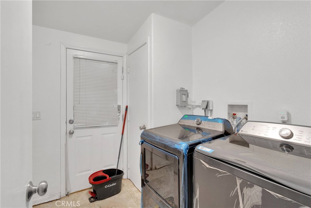 27320 Rodeo Road Helendale, CA 92342 - Photo 14 of 54 laundry room, washer & dryer not included