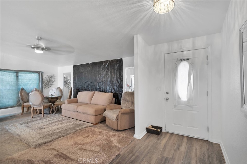 27320 Rodeo Road Helendale, CA 92342 - Photo 4 of 54 Living room