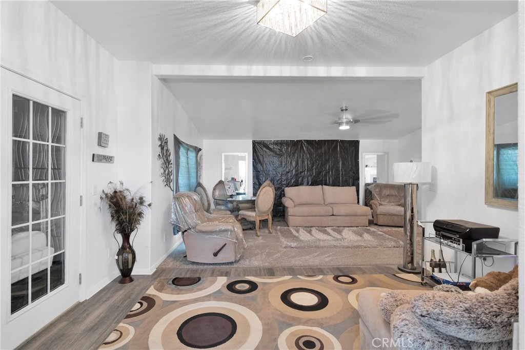 27320 Rodeo Road Helendale, CA 92342 - Photo 5 of 54 dining area & living room
