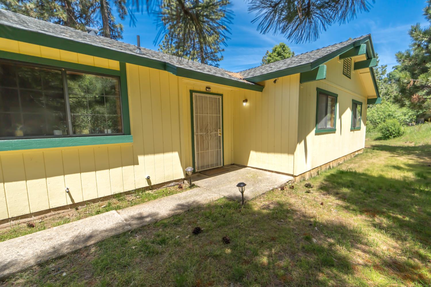 52865 Highway 245 Miramonte, CA 93641 - Photo 8 of 29 a backyard of a house with table and chairs