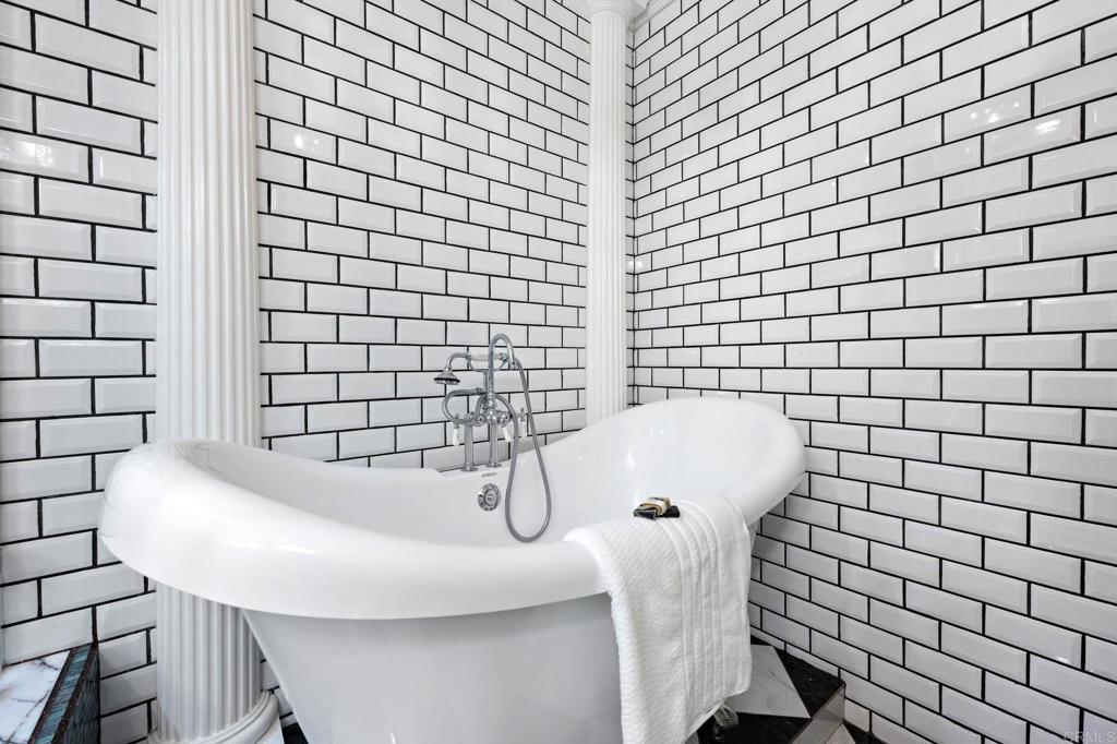 2042 Pheasant Run Road Fallbrook, CA 92028 - Photo 25 of 75 a bathroom with a bathtub