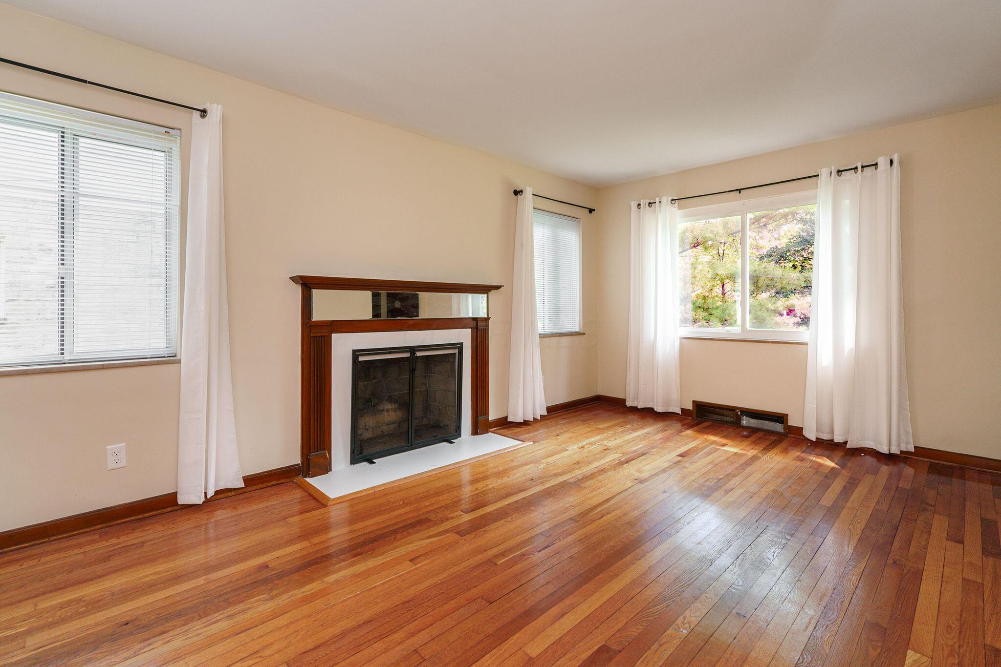 908 Vernon Road Columbus, OH 43209 - Photo 3 of 36 Living Room