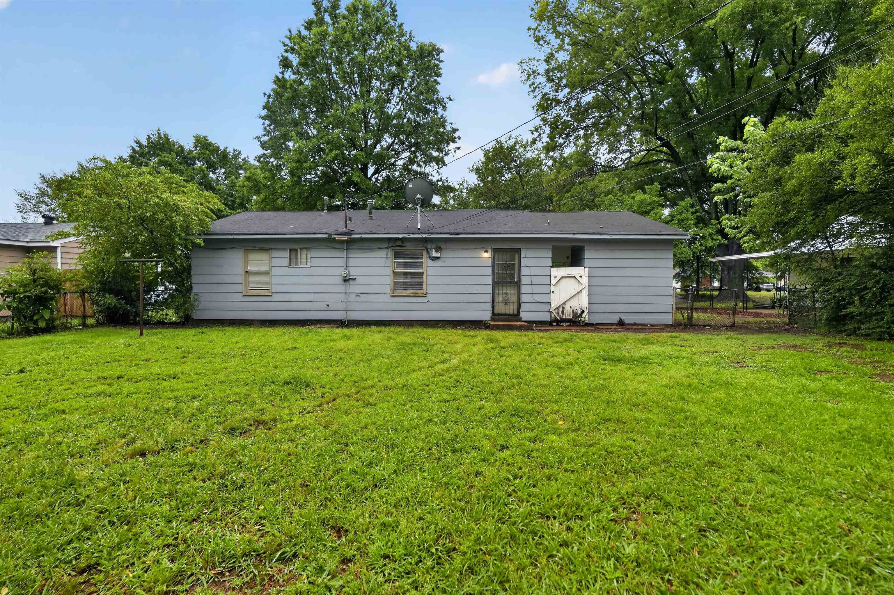 1422 Abernathy Road Memphis, TN 38116 - Photo 10 of 30 Expansive grassy backyard featuring mature trees