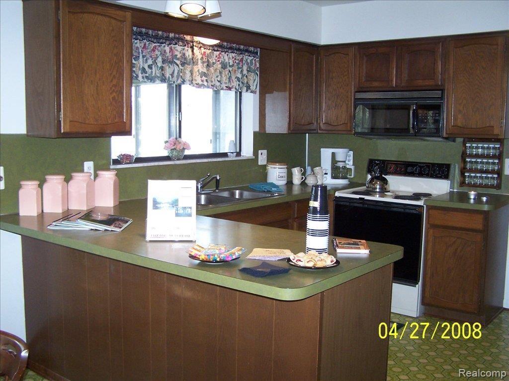 3110 Golf Club Road Howell, MI 48843 - Photo 7 of 11 KITCHEN 2