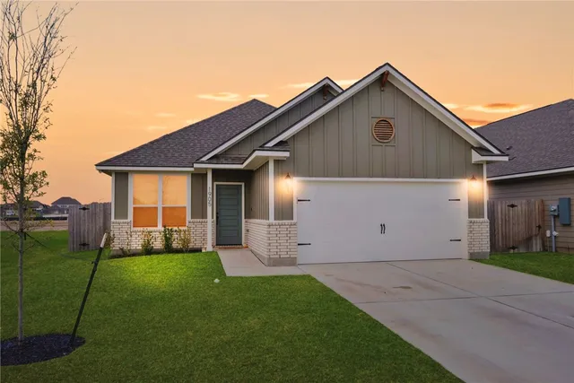 a view of a house with backyard