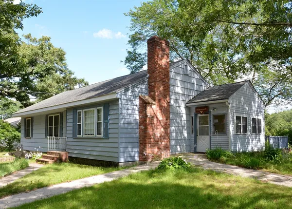 a view of a house with a yard
