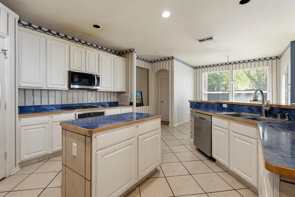 $3,800 | 3480 Daisy Lane, Grand Prairie, TX 75052