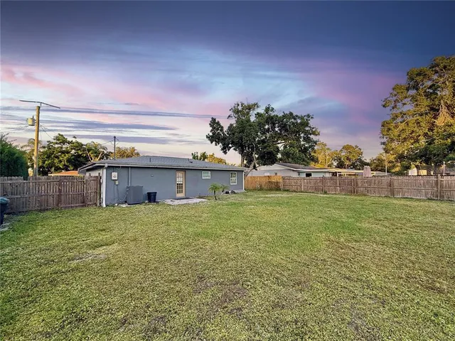 a view of a backyard