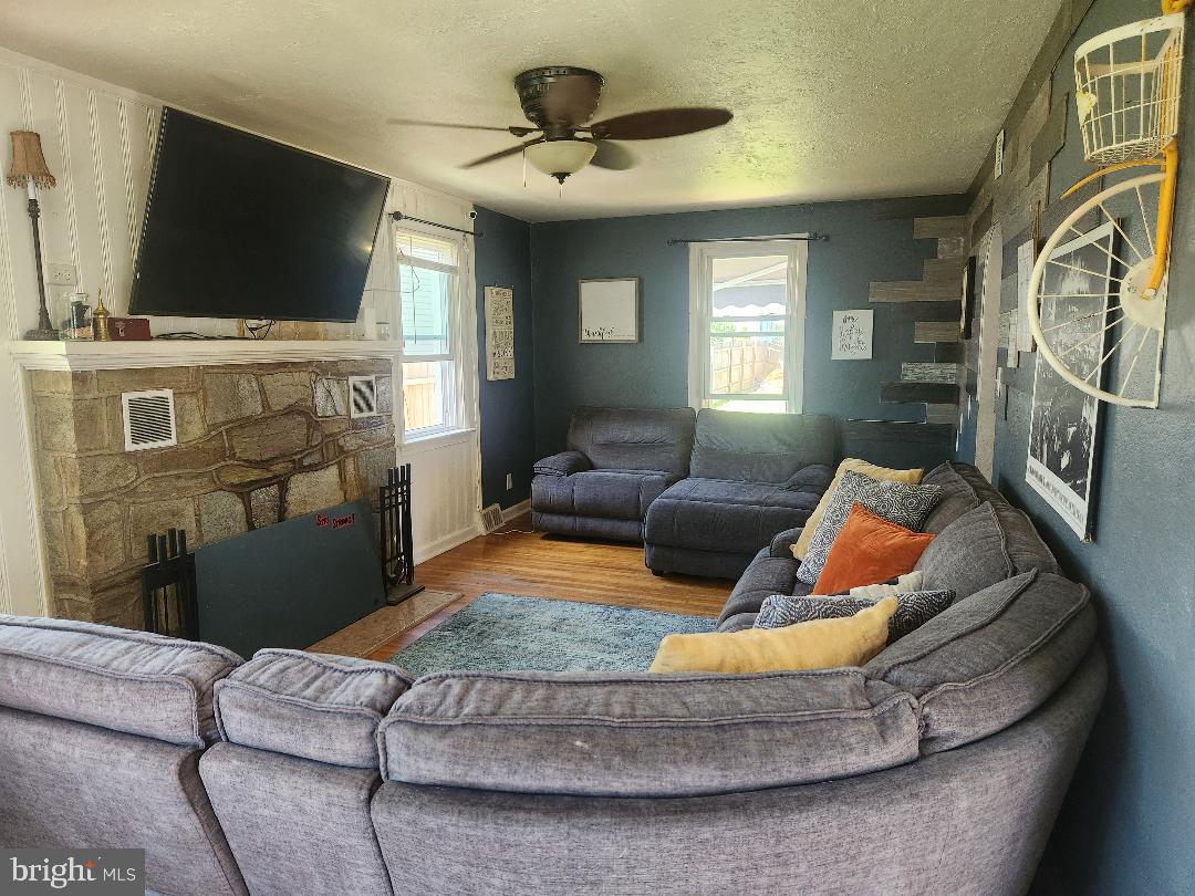 2803 New Falls Road Levittown, PA 19056 - Photo 4 of 25 Living Room