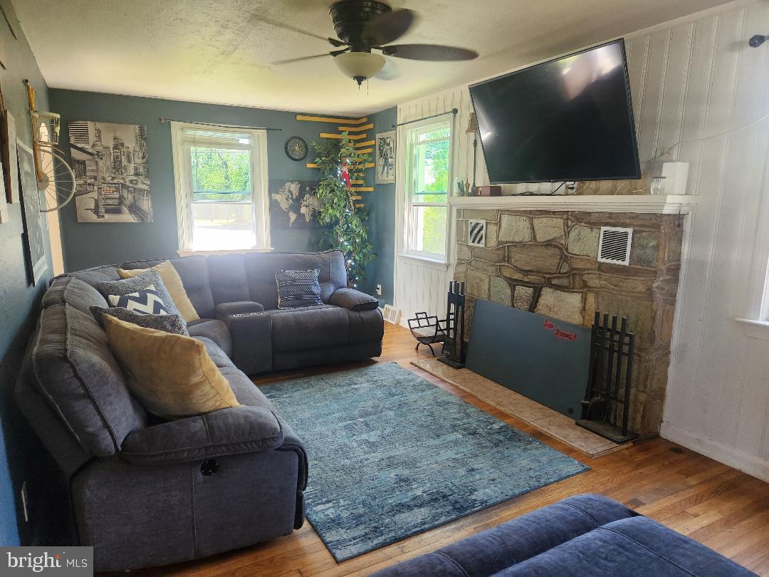 2803 New Falls Road Levittown, PA 19056 - Photo 6 of 25 Living Room