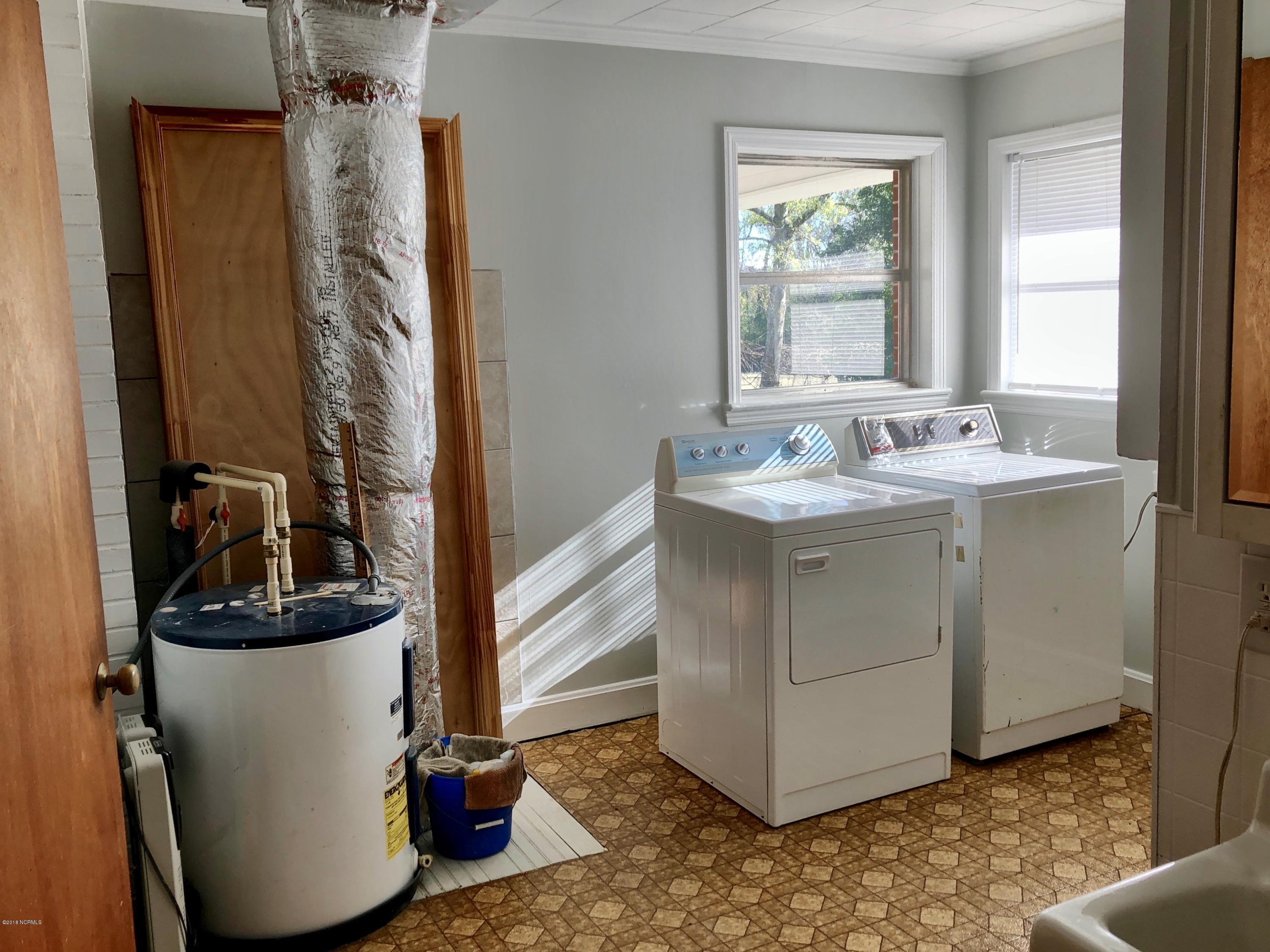 3291 Edmond Matthis Road Clinton, NC 28328 - Photo 12 of 13 laundry