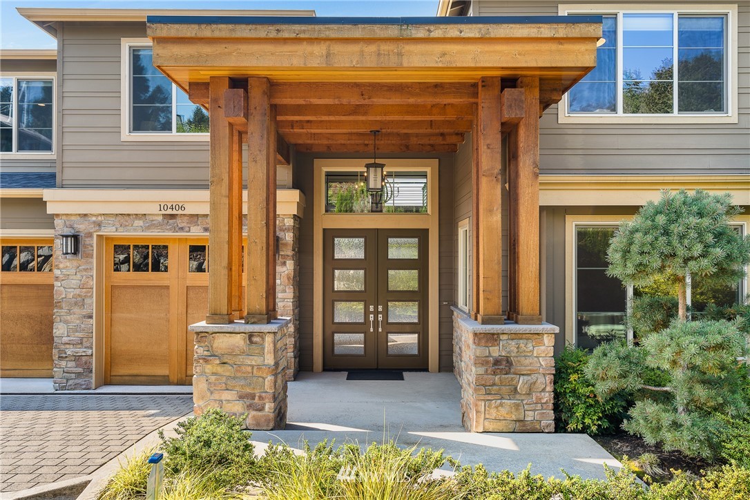 10406 Northeast 52nd Street Kirkland, WA 98033 - Photo 2 of 36 a front view of a house